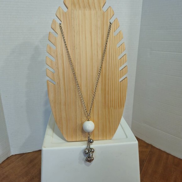 White and Silver Tone Necklace Lot #131 - Picture 5 of 9